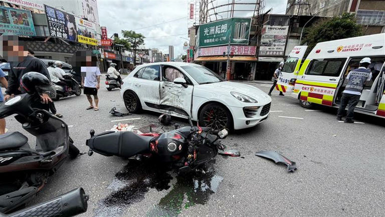 高雄 保時捷左轉 紅牌重機車直行。蹦...... 碰.....