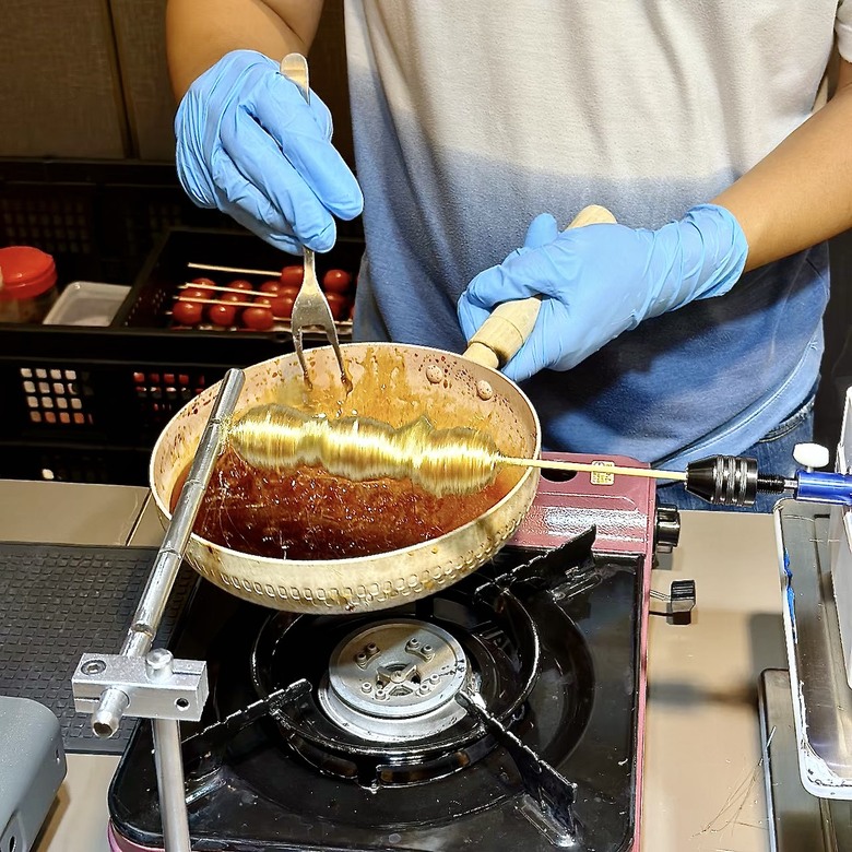 屏東公司聚餐推薦｜創意甜點攤拔絲糖葫蘆現場拉糖｜舞台投影機免費附一次到位