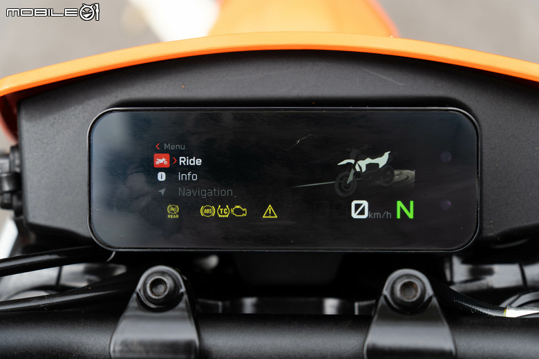KTM 390 SMC R 試駕｜街車以上，滑胎以下