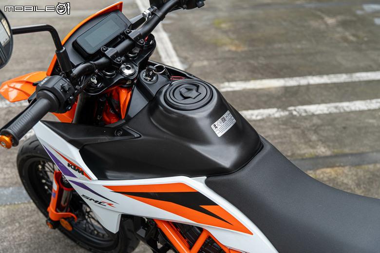KTM 390 SMC R 試駕｜街車以上，滑胎以下