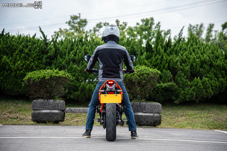 KTM 390 SMC R 試駕｜街車以上，滑胎以下