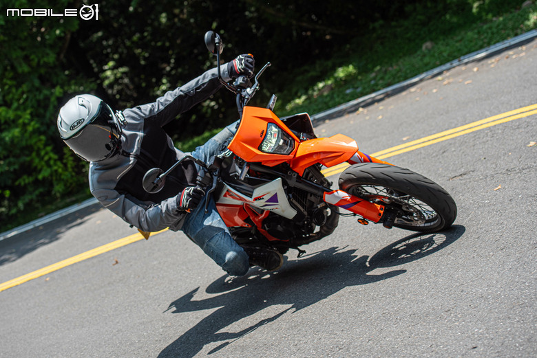 KTM 390 SMC R 試駕｜街車以上，滑胎以下