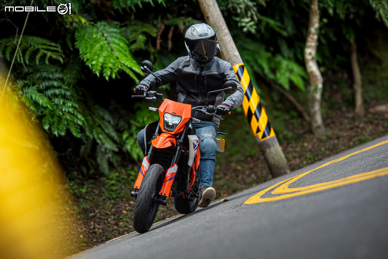 KTM 390 SMC R 試駕｜街車以上，滑胎以下