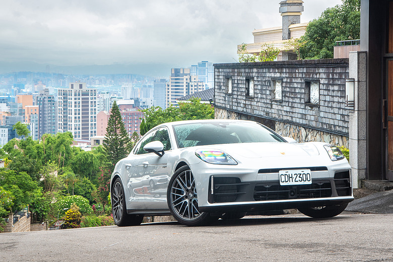 Porsche Panamera 4S E-Hybrid 試駕｜不張揚的快，更顯從容！