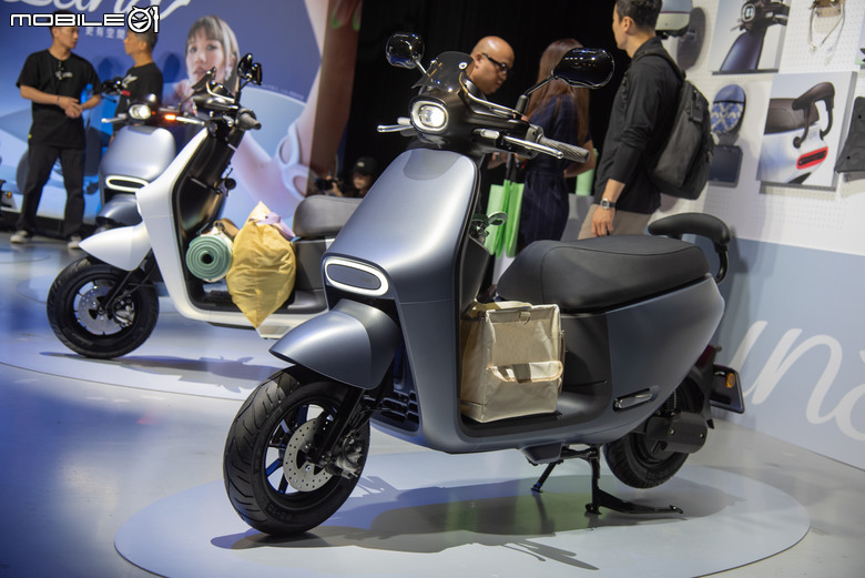 Gogoro全新女性車款Luna正式發表！訂價83,980元，超輕中駐用手壓都能立！