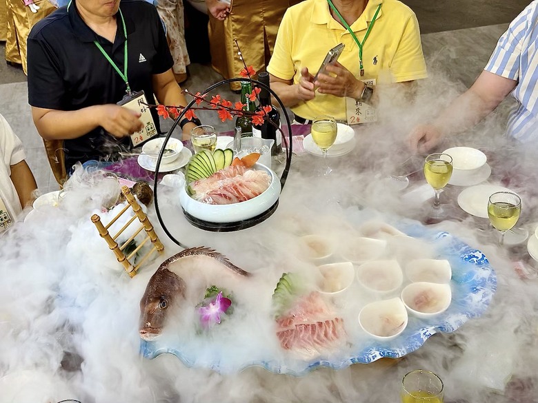 屏東公司聚餐推薦｜創意甜點攤拔絲糖葫蘆現場拉糖｜舞台投影機免費附一次到位
