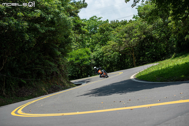 KTM 390 SMC R 試駕｜街車以上，滑胎以下