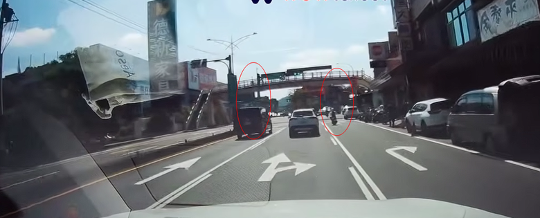 台灣 生活日常。左轉機車騎士靠右行駛，右轉大爺 靠左....