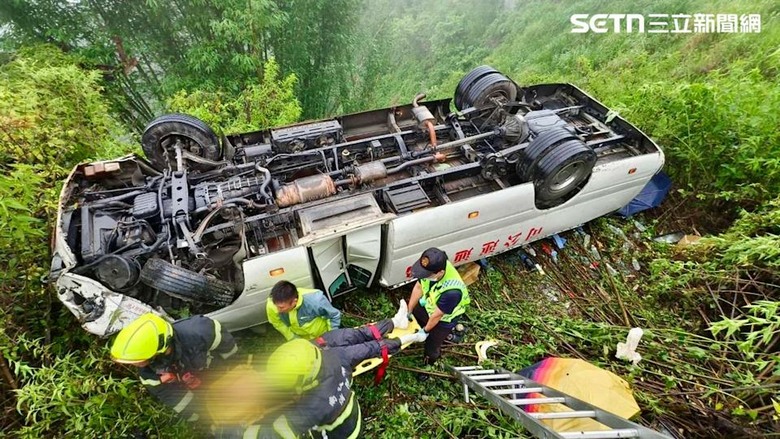 合歡山翻車釀16傷！無照司機97張罰單未繳