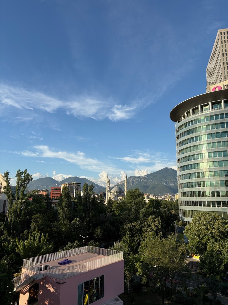 阿爾巴尼亞🇦🇱第一天 - 首都地拉那美食現代建築之旅