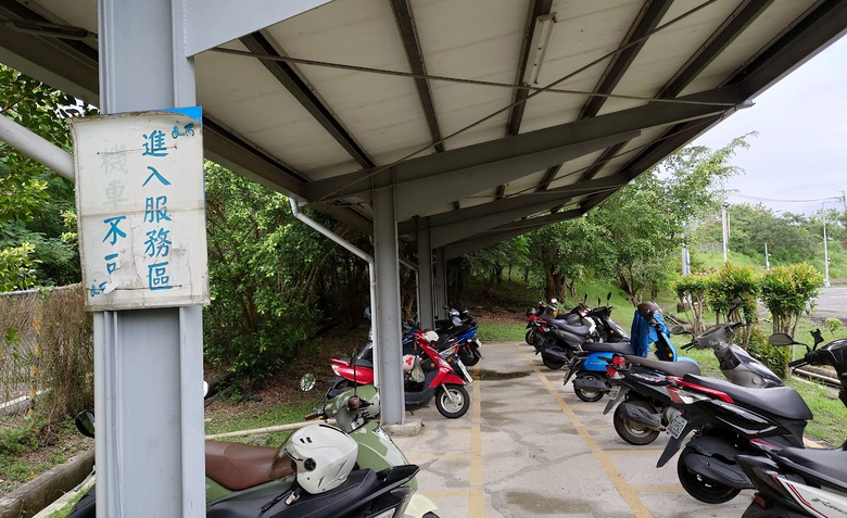 不小心誤闖高速公路休息站