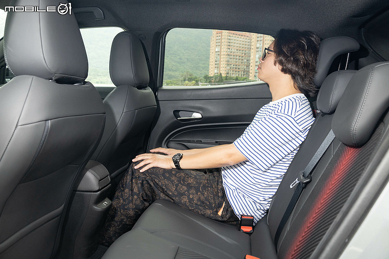 Alfa Romeo Junior Ibrida 試駕｜風格獨具、外型亮眼的義式精品小休旅！