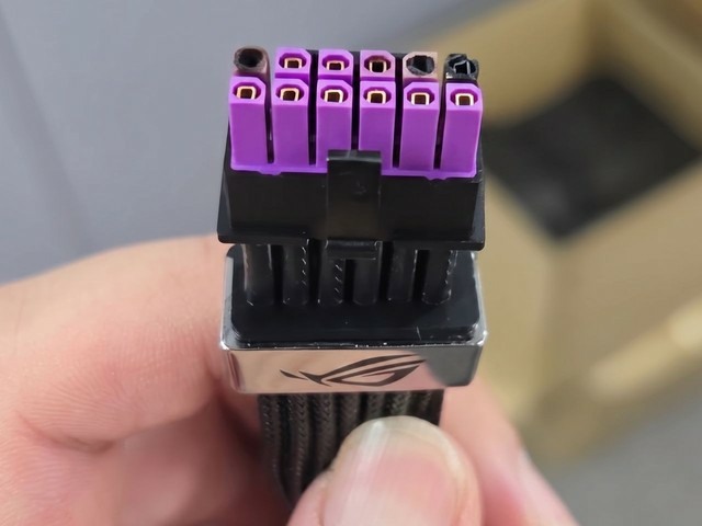 [還是會燒] ASUS ROG Equalizer線材也沒用? 電源專家:問題在接頭 不是在線材