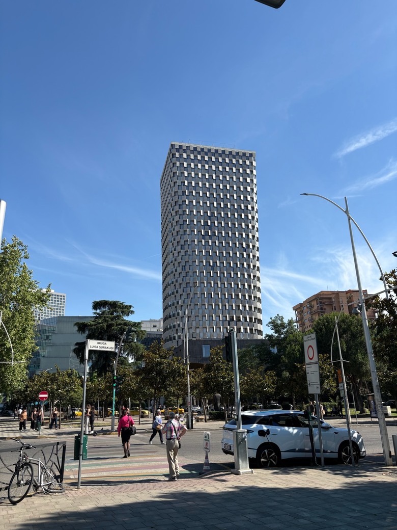 阿爾巴尼亞🇦🇱第一天 - 首都地拉那美食現代建築之旅