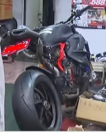 求認車 一台滿特別的紅牌 誰認的出嗎