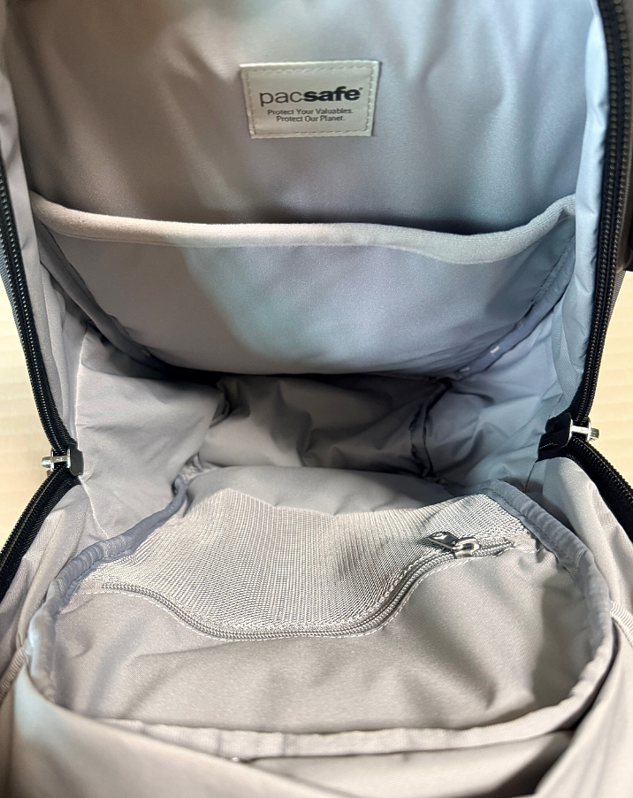 ~~開箱~~ Pacsafe 防盜海龜背包EXP 28L