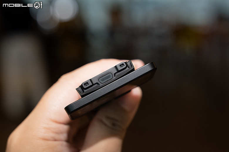 Insta360 首款旗艦雲台相機 Luna Ultra 來了!徠卡 1 吋 8K 雙鏡頭、2 吋可拆螢幕、支援頭部追蹤