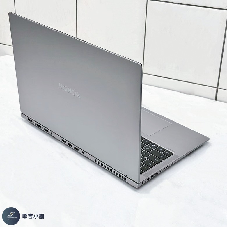 點我看大圖 榮耀這次是不是偷偷升級了?開箱|MagicBook Pro 16 輕薄本 (附開箱影片)