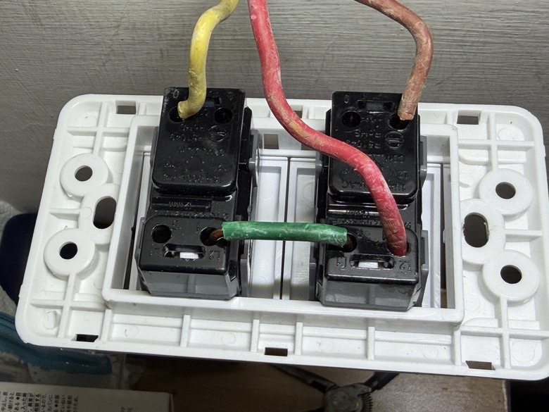 請問我這個「中一電工」雙燈開關接法是否正確？