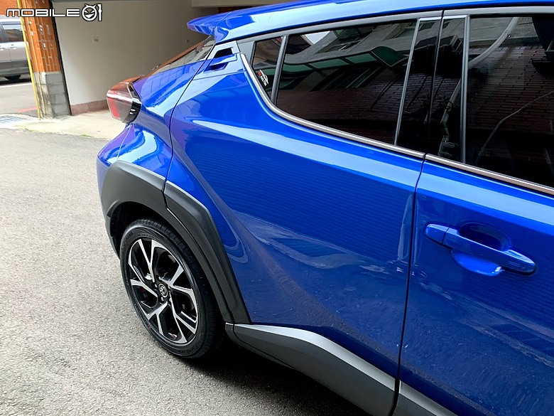再見了，我的小藍：一部 Toyota C-HR 與我們家的九年時光