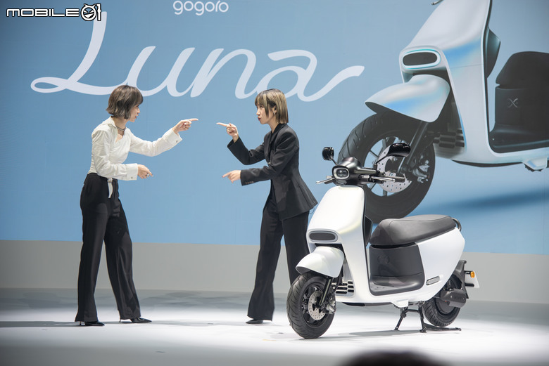 Gogoro全新女性車款Luna正式發表！訂價83,980元，超輕中駐用手壓都能立！