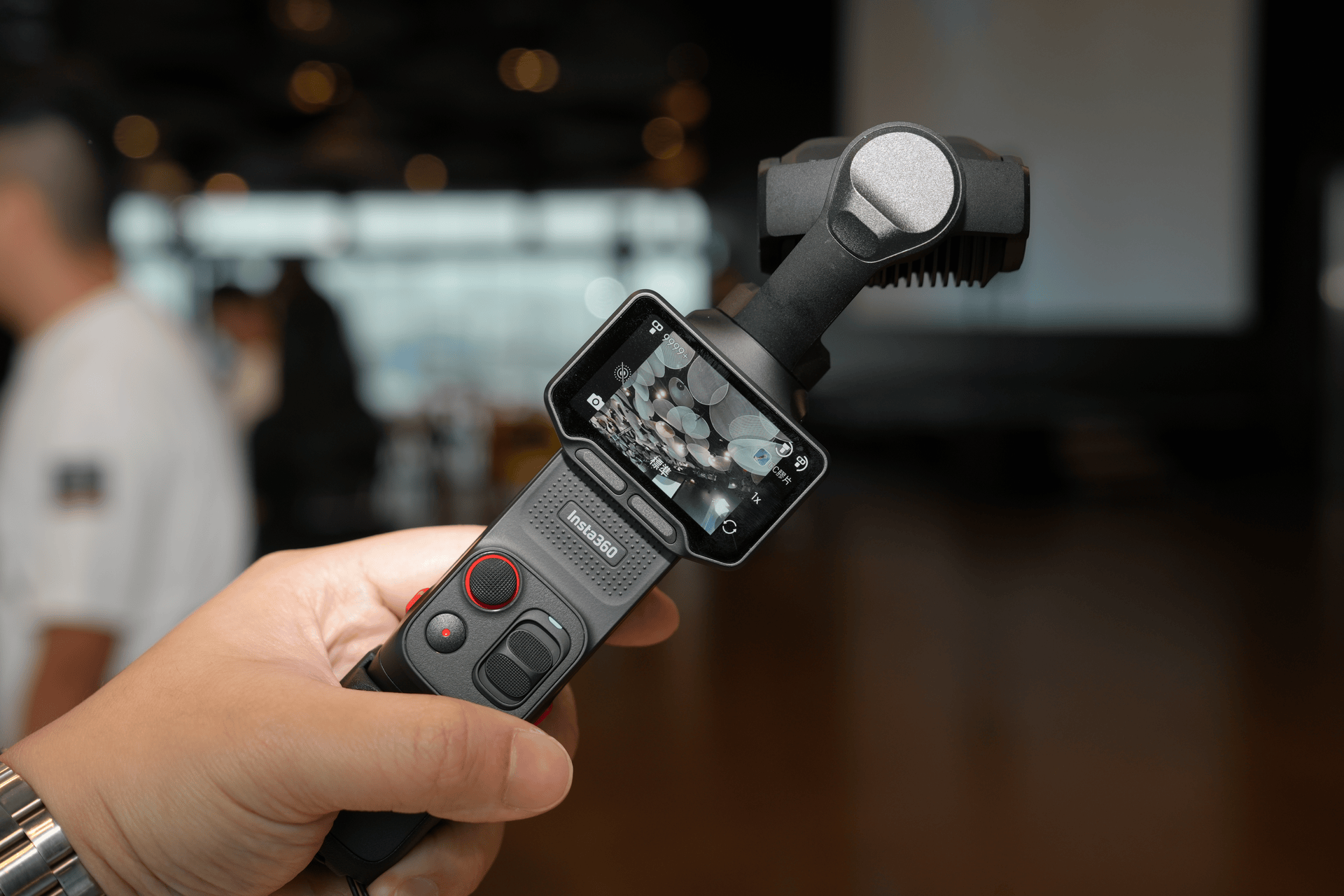 Insta360 首款旗艦雲台相機 Luna Ultra 來了!徠卡 1 吋 8K 雙鏡頭、2 吋可拆螢幕、支援頭部追蹤