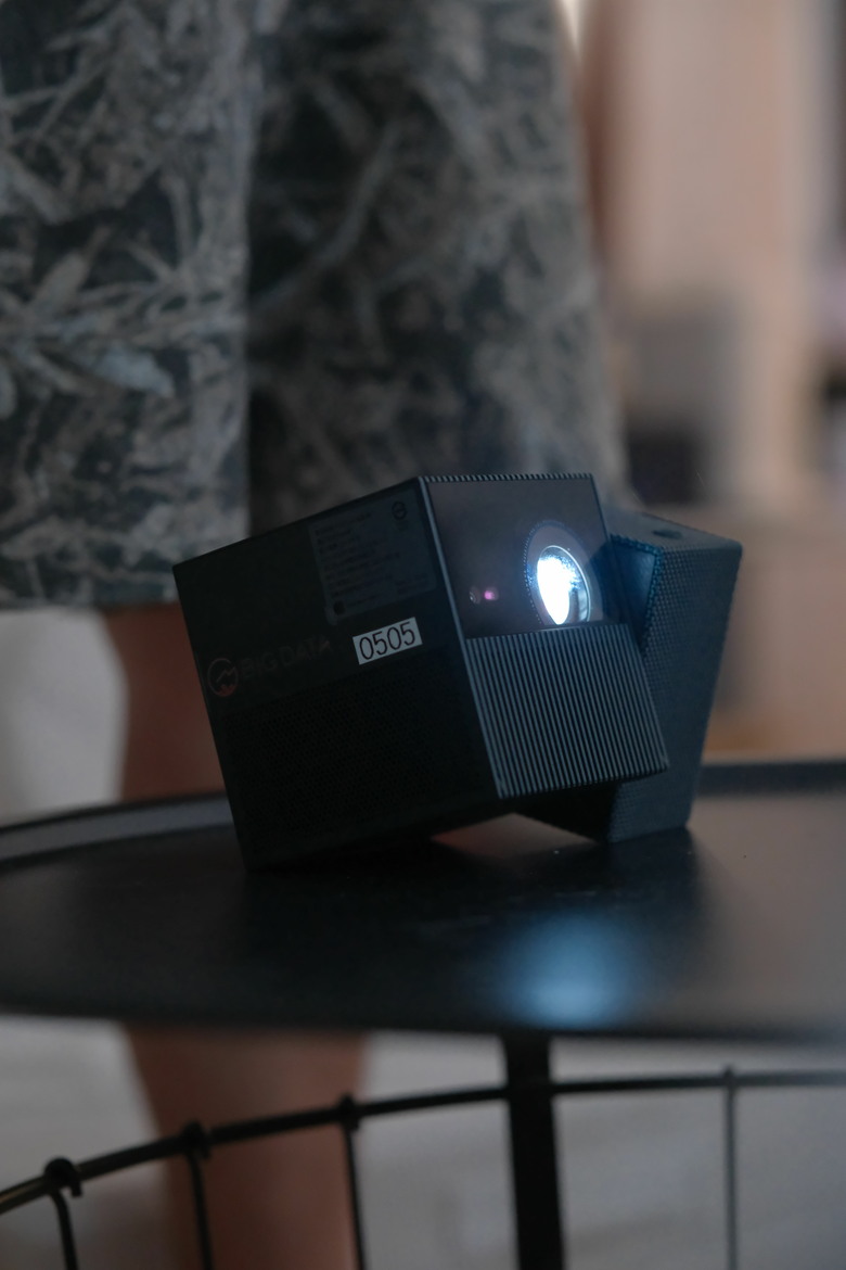【開箱】客廳電視可以拆了！今年最推的 TCL PlayCube 微型投影機（內裝沒話說，老婆也點頭）