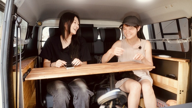 J Space8人座露營車｜能睡2大2小 能變4人客廳還有望海模式
