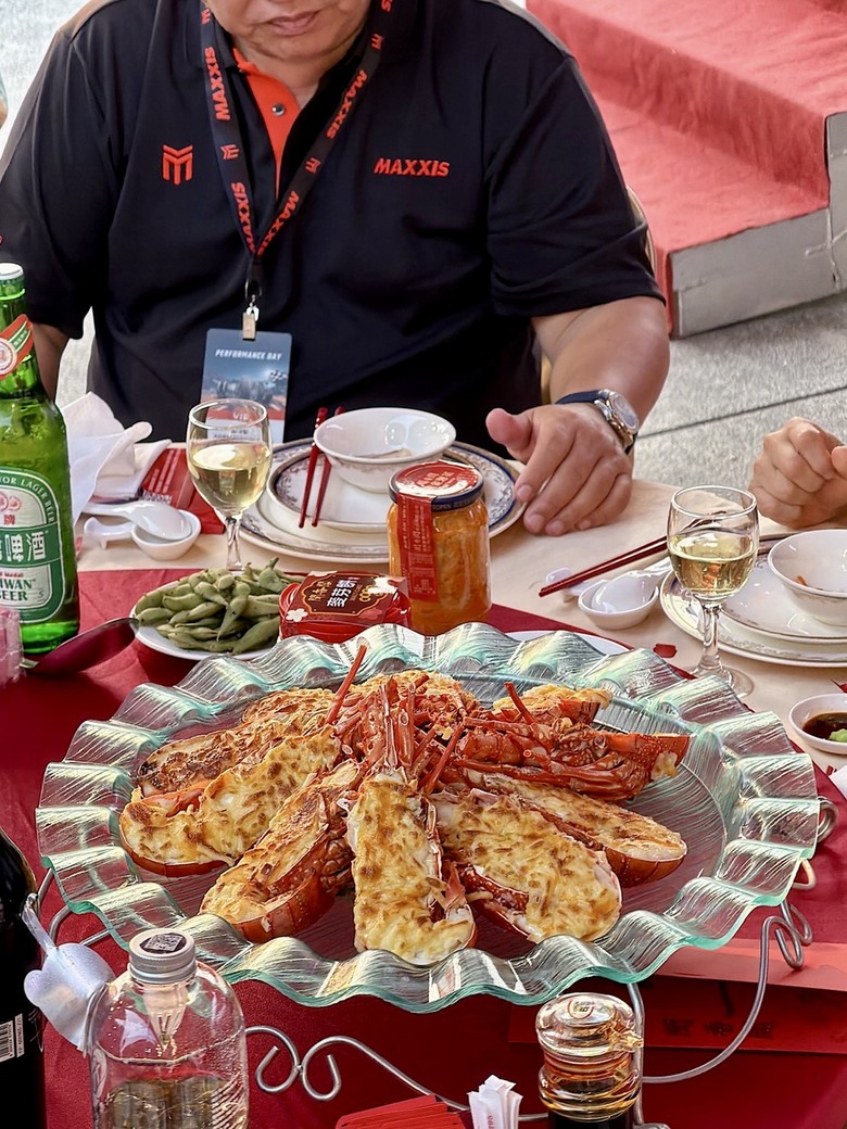 【食記】見識到南部辦桌的實力!大廠發表會指定高屏外燴,現場現烤龍蝦、老酒海大蝦氣勢有狂!