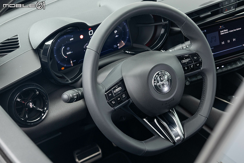 Alfa Romeo Junior Ibrida 試駕｜風格獨具、外型亮眼的義式精品小休旅！