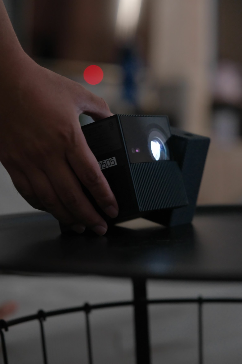 【開箱】客廳電視可以拆了！今年最推的 TCL PlayCube 微型投影機（內裝沒話說，老婆也點頭）