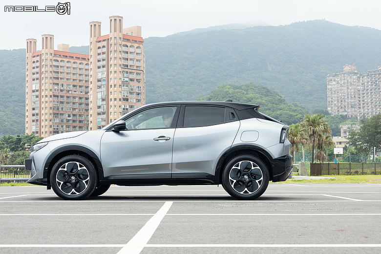 Alfa Romeo Junior Ibrida 試駕｜風格獨具、外型亮眼的義式精品小休旅！