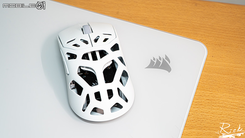【開箱】賊船鎂合金滑鼠與首款玻璃墊 | CORSAIR SABRE v2 PRO WIRELESS MG WHITE & MM GLASS LARGE