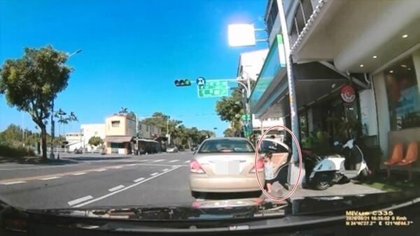 羅東驚悚畫面！無照女車門沒關就起步　害4歲外甥女「仆街」