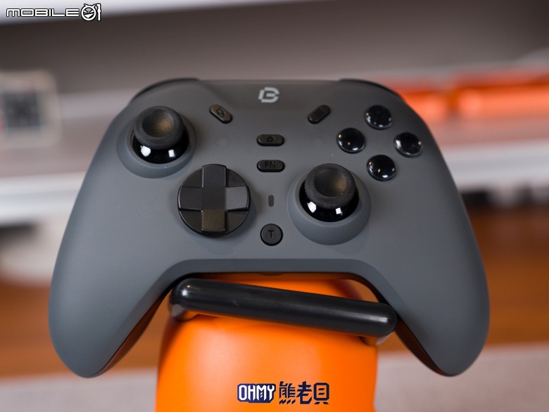 雙按鈕配置、多平台通用 Bteam Specter 沛影 無線遊戲手把