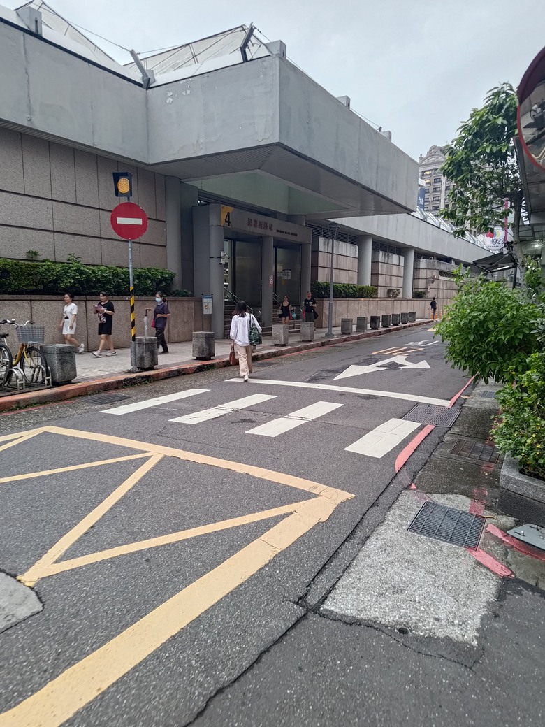 台北市中山區民權西路4號出口