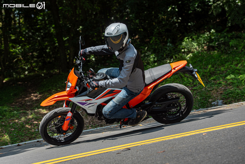 KTM 390 SMC R 試駕｜街車以上，滑胎以下