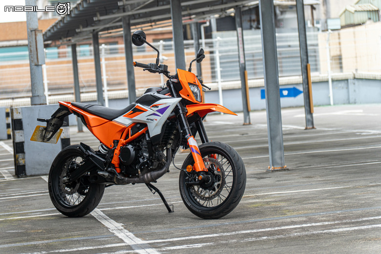 KTM 390 SMC R 試駕｜街車以上，滑胎以下