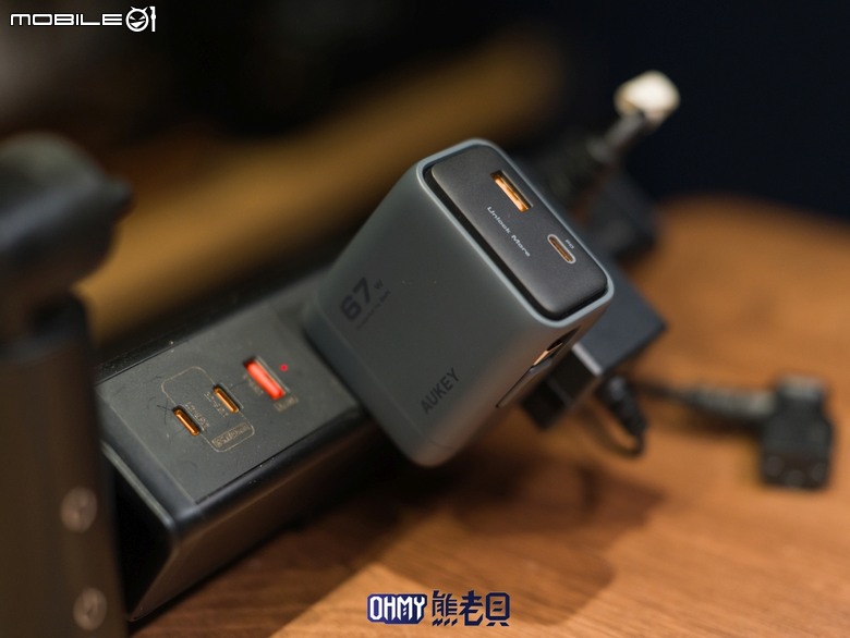 終結出門忘帶線材 AUKEY C12 氮化鎵自帶線筆電、手機快充充電器 67W