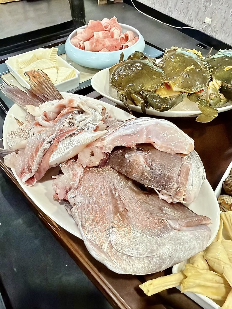 屏東公司聚餐推薦｜創意甜點攤拔絲糖葫蘆現場拉糖｜舞台投影機免費附一次到位