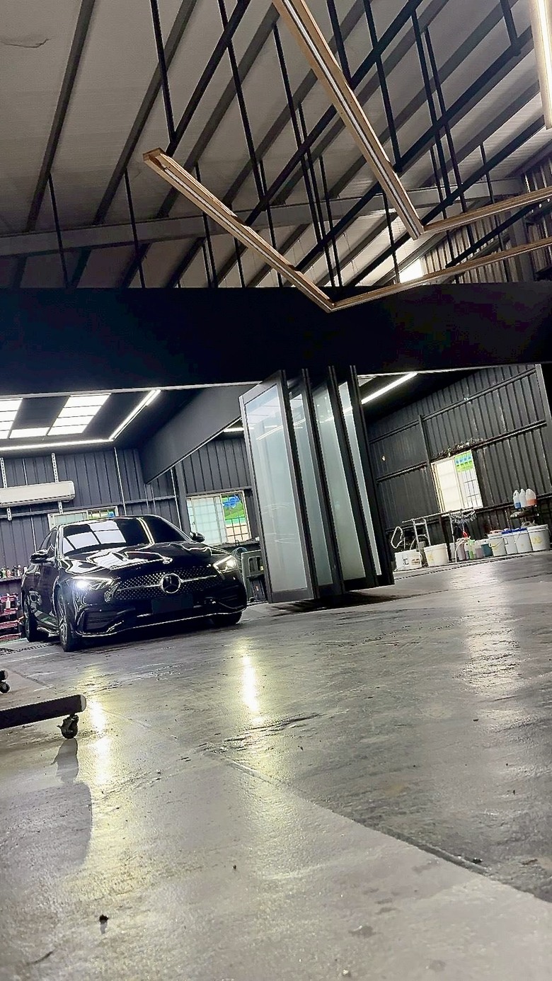 嘉義汽車美容分享｜賓士無塵室完工實拍，全車細節反射光條無一妥協