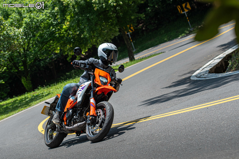 KTM 390 SMC R 試駕｜街車以上，滑胎以下