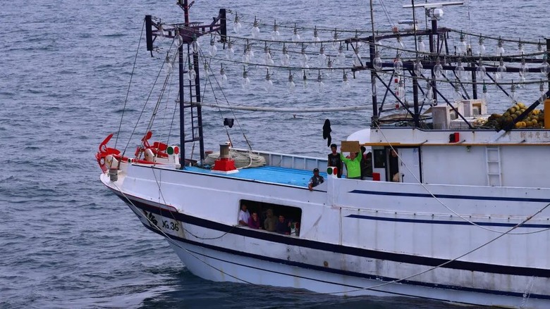 一艘中國臺灣籍漁船海上失火，中國海警位釣魚島海域緊急救援，截至目前6人獲救..