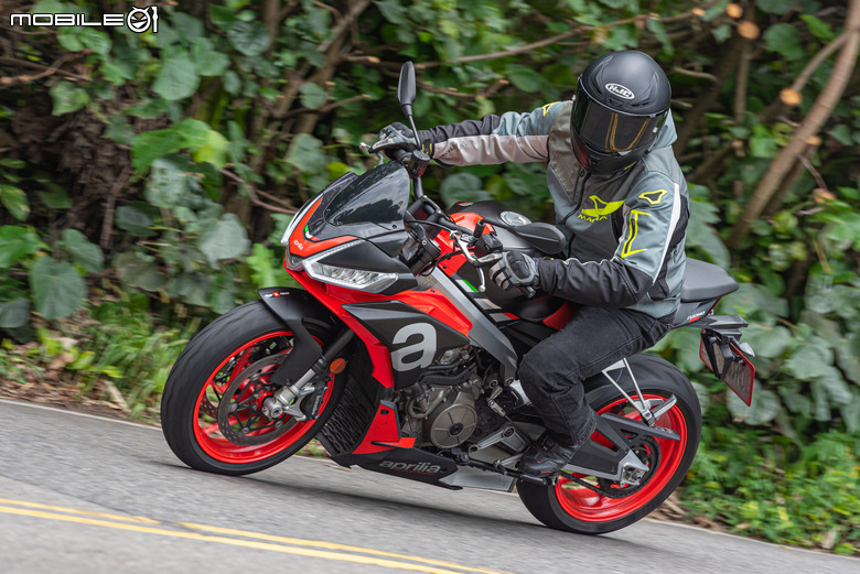 點我看大圖 Aprilia Tuono 660 試駕報告|手握燥熱戰鬥純血,電控帶來千變萬化!