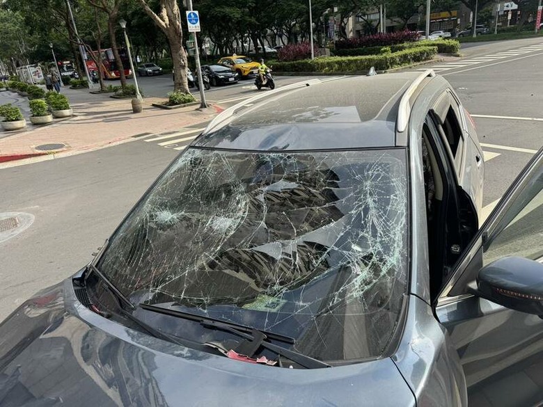 🍙 🍙北市 汽車撞飛機車! 直行機車遭左轉車 🚘💢