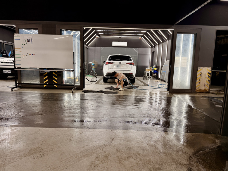 嘉義汽車美容分享｜賓士無塵室完工實拍，全車細節反射光條無一妥協