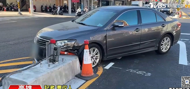台北以南 直撞行人庇護島車毀 太低看嘸👓 駕駛索國賠