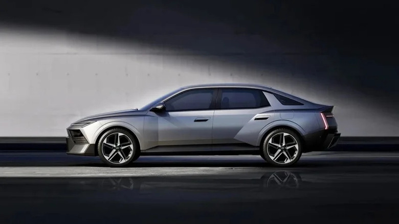 第 8 代 Hyundai Elantra 發表!車格放大、導入 AI 助理 油電同步升級