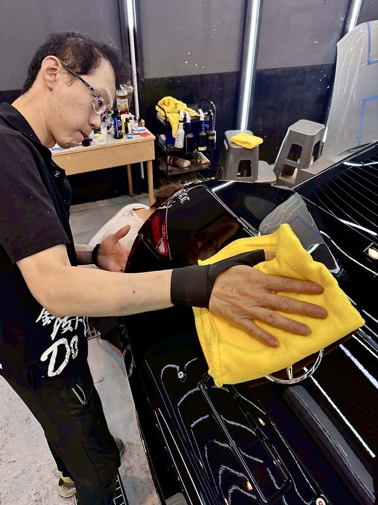 嘉義汽車美容分享｜賓士無塵室完工實拍，全車細節反射光條無一妥協