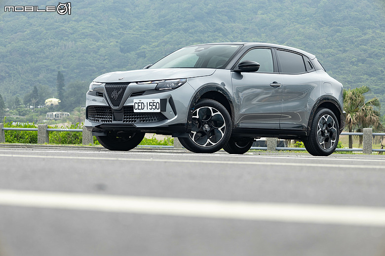 Alfa Romeo Junior Ibrida 試駕｜風格獨具、外型亮眼的義式精品小休旅！
